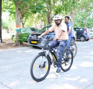 సైకిల్ పై విధులకు హాజరైన జిల్లా కలెక్టర్.