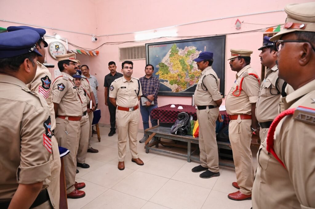 పోలీస్ స్టేషన్‌ను ఆకస్మికంగా తనిఖీ చేసిన జిల్లా ఎస్పీ తుహిన్ సిన్హా
