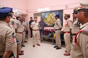 పోలీస్ స్టేషన్‌ను ఆకస్మికంగా తనిఖీ చేసిన జిల్లా ఎస్పీ తుహిన్ సిన్హా