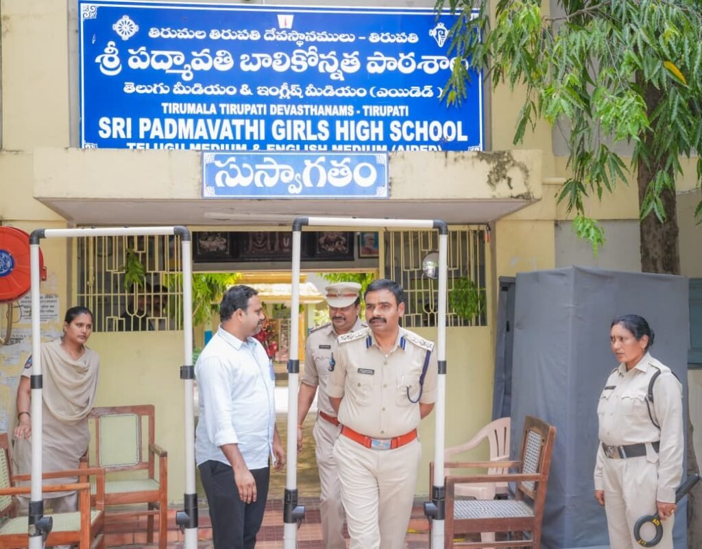 UPSC సివిల్స్ ప్రిలిమినరీ పరీక్ష కేంద్రాలను తనిఖీ చేసిన జిల్లా కలెక్టర్