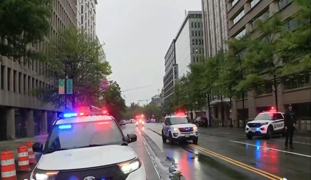 వైట్ హౌస్ వద్ద కాల్పుల కలకలం