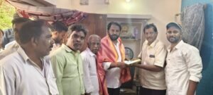 లబ్ధిదారుల ఇళ్లకు వెళ్లి సీఎంఆర్‌ఎఫ్ చెక్కులు పంపిణీ చేసిన మదనపల్లి ఎమ్మెల్యే