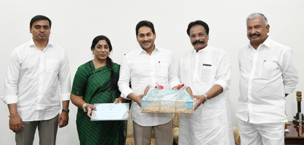 పెద్దిరెడ్డి , మిధున్‌రెడ్డిలతో జగన్‌ను కలిసిన అనీషారెడ్డి, శ్రీనాథరెడ్డి