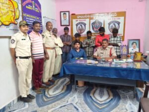 పేకాట ఆడుతున్న ఆరుగురు అరెస్ట్.. నగదు స్వాధీనం