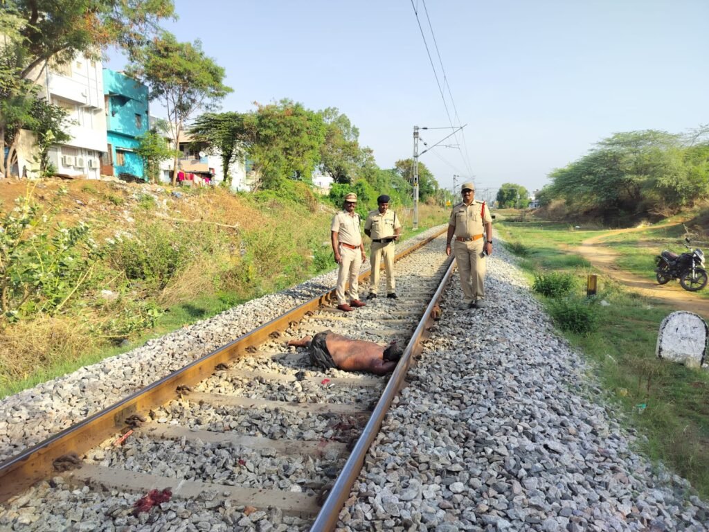 గుర్తు తెలియని వ్యక్తి రైలు కింద పడి మృతి