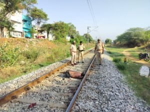 గుర్తు తెలియని వ్యక్తి రైలు కింద పడి మృతి