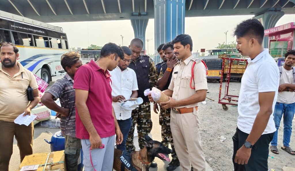 రైల్వే స్టేషన్, బస్ స్టాండ్, పార్సల్ కార్యాలయాల్లో విస్తృత తనిఖీలు.