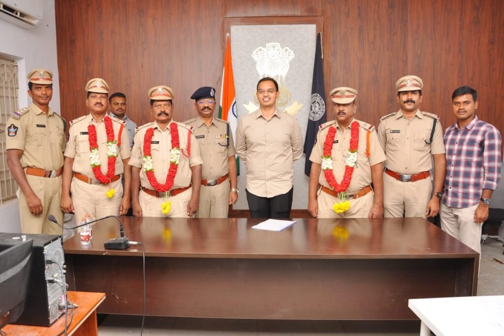 భావోద్వేగాల నడుమ ముగ్గురు ఏఎస్ఐల పదవీ విరమణ..