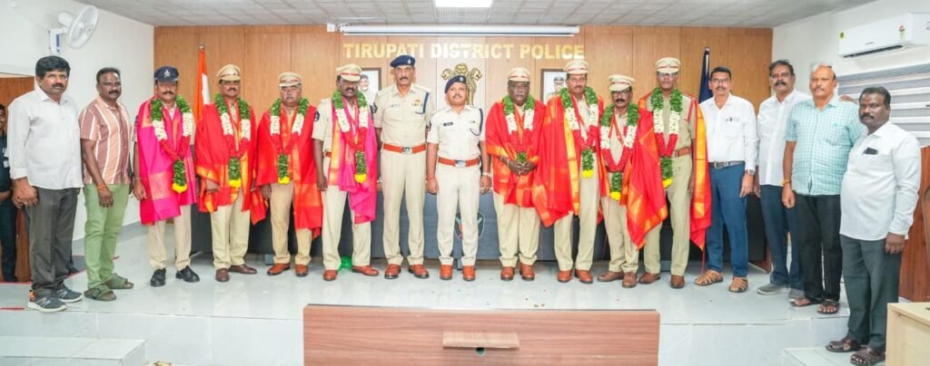 పదవీ విరమణ పొందిన అధికారులు, సిబ్బందికి ఘన వీడ్కోలు కార్యక్రమం.