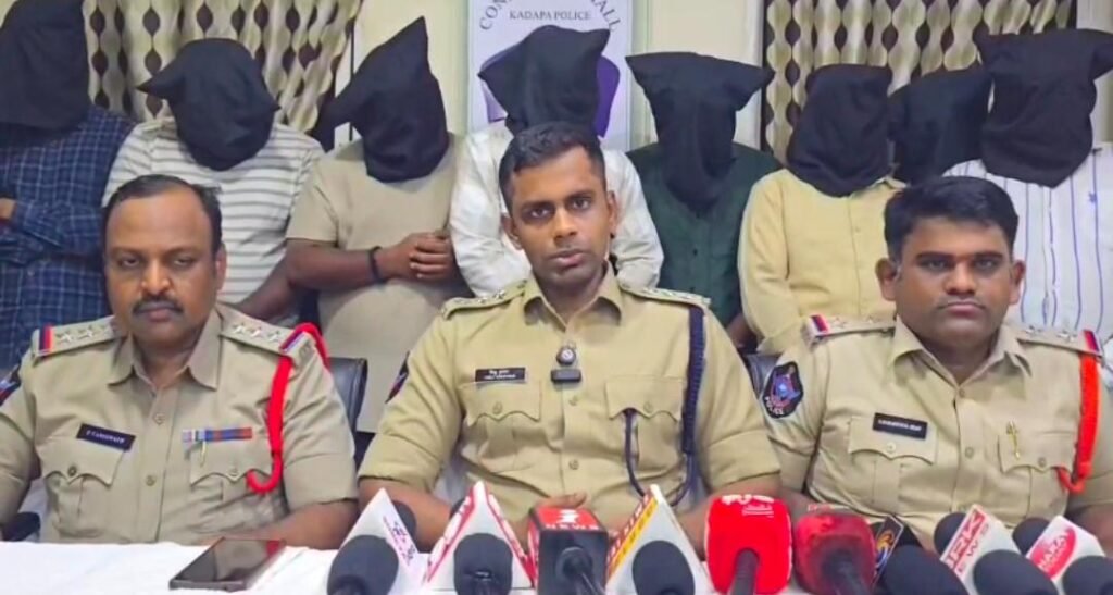 క్రికెట్ బెట్టింగ్ కు పాల్పడుతున్న 13 మంది అరెస్ట్