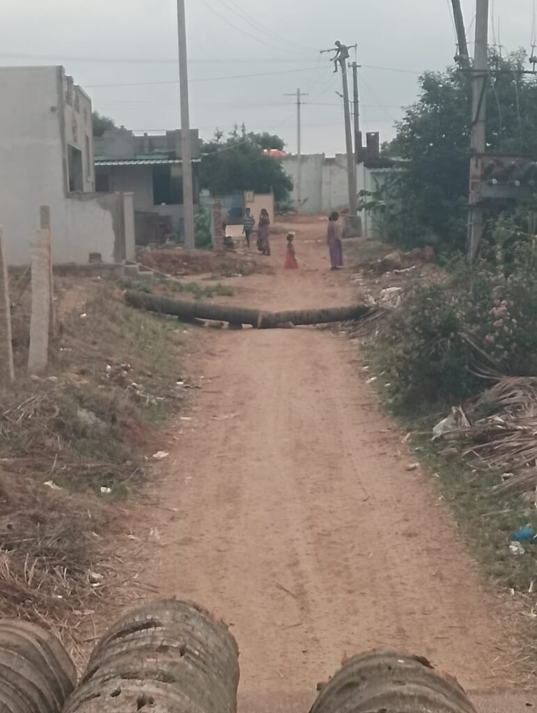రోడ్డు దిగ్బంధనంతో మాలేపాడులో ఉద్రిక్తత