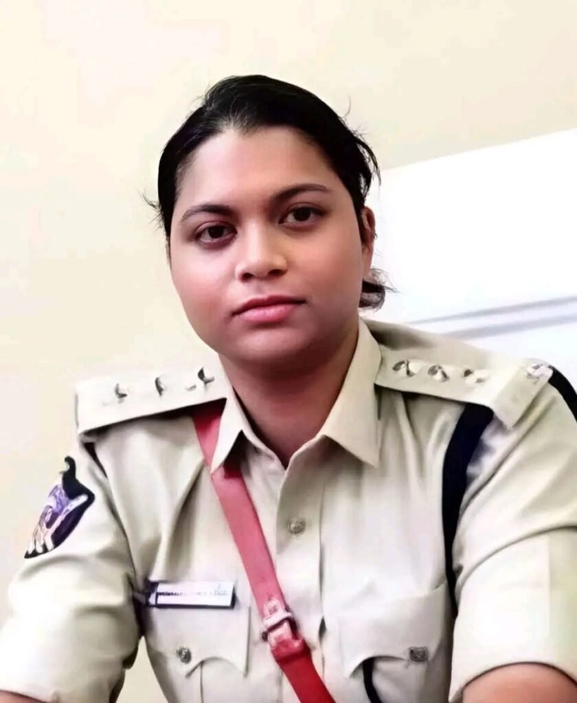 గ్రూప్-1 అధికారి భవ్య కిషోర్‌ కు ఏఎస్పీగా పదోన్నతి