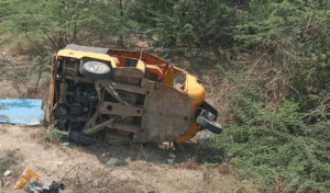 ఆటోబోల్తా ముగ్గురికి గాయాలు