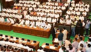 తమిళనాడు అసెంబ్లీలో హైడ్రామా..!