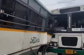 ఎదురెదురుగా ఢీకొన్న రెండు RTC బస్సులు.. నలుగురికి గాయాలు