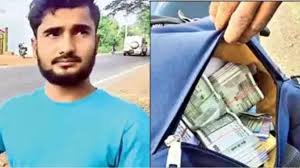 పక్కనోడు బ్యాగ్ లో డబ్బు కొట్టేసాడు!