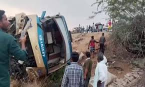 ఏపీ లో ప్రైవేటు ట్రావెల్స్‌ బస్సు బోల్తా.. 13 మందికి గాయాలు