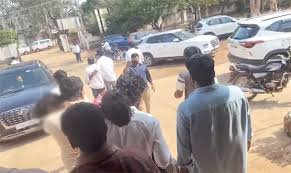 అయ్యో ఎంత ఘోరం….కారులో ఊపిరాడక అక్కాచెల్లెళ్లు మృతి