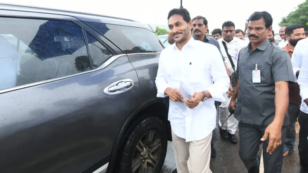 బెంగళూరు విమానాశ్రయానికి చేరుకున్న మాజీ సీఎం జగన్