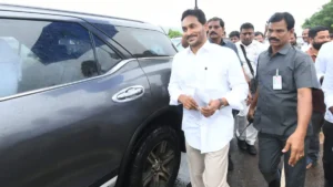 బెంగళూరు విమానాశ్రయానికి చేరుకున్న మాజీ సీఎం జగన్