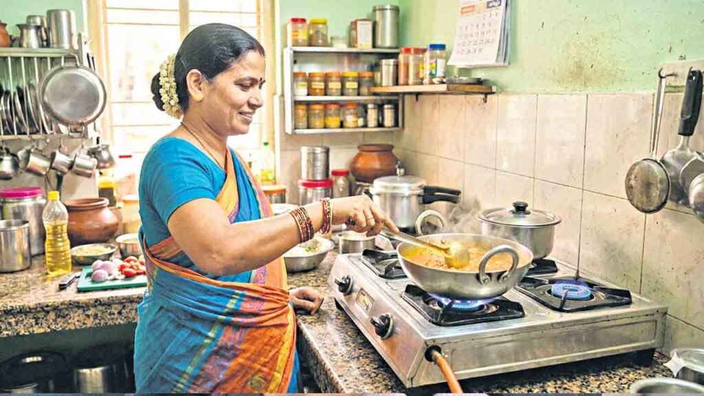 మహిళలు, గృహిణులు మీరు వంట గదిలో చాలా జాగ్రత్తగా ఉండాలి