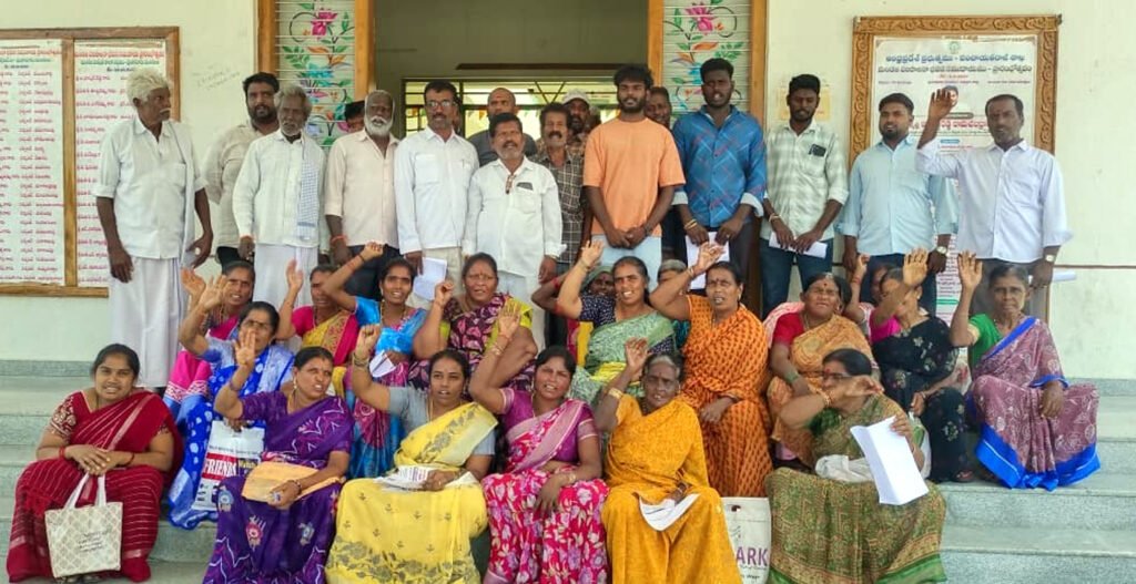 తహశీల్ధార్‌ కార్యాలయం వద్ద బాలగురవయ్యగారిపల్లె దళితులు ధర్నా