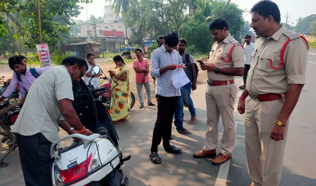 ఎటపాక మండలం, పురుషోత్తపట్నం వద్ద పోలీసుల తనిఖీలు.