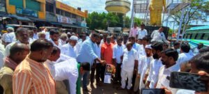 బాబు మ్యానిఫెస్టోను తగులబెట్టిన వైఎస్సార్‌సిపి నాయకులు