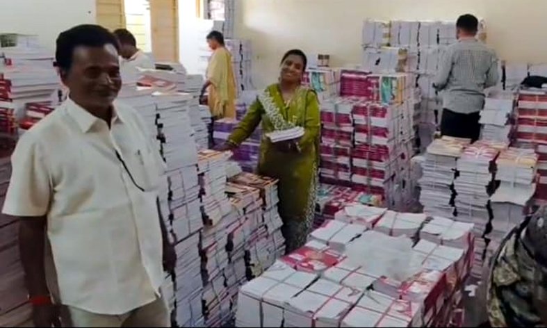 పాఠశాలలకు పుస్తకాలు పంపిణీ