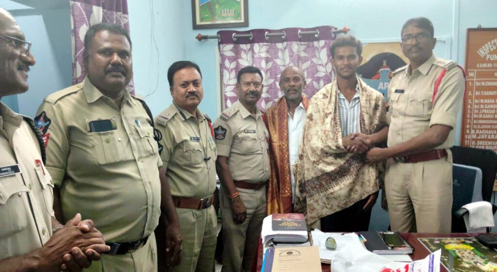 ప్రమాదంలో స్పందించిన తండ్రి , కొడుకులకు సన్మానం
