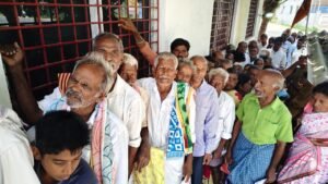 వేరుశెనగ విత్తనాలకు క్యూకట్టిన రైతులు