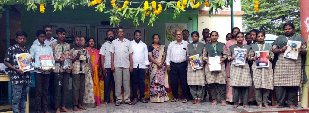 విద్యార్థులకు పుస్తకాలు, బ్యాగులు పంపిణీ