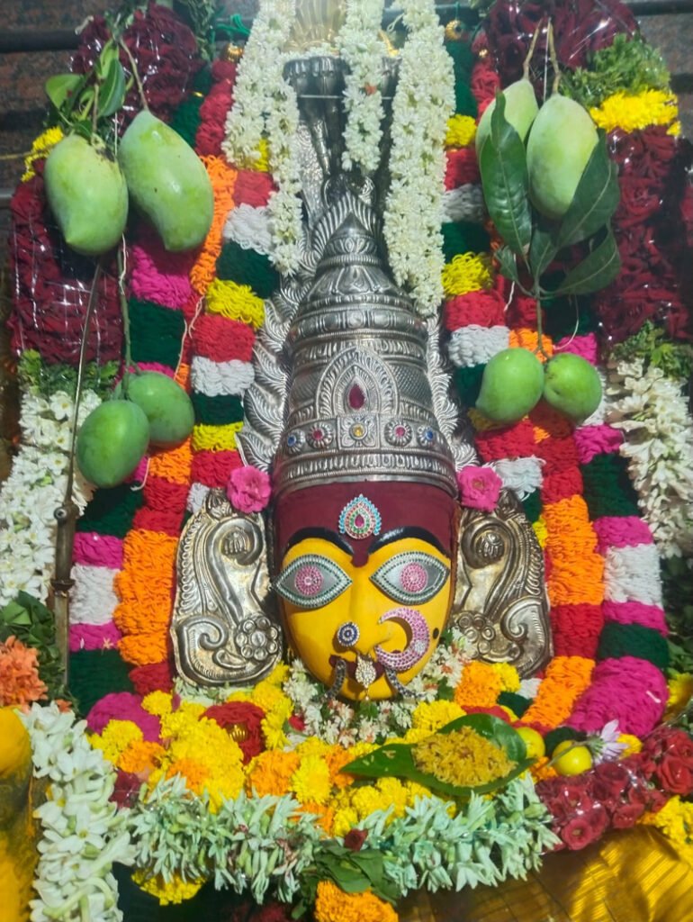 శ్రీమారెమ్మ, చాముండేశ్వరిదేవి ఆలయాలలో పూజలు
