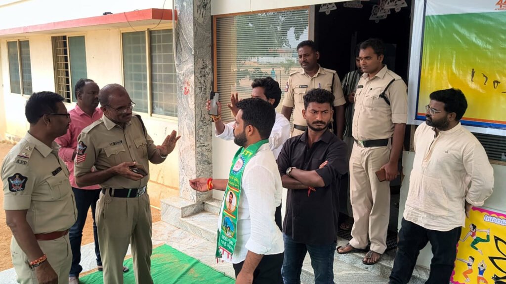 నారాయణ పాఠశాల వద్ద విద్యార్థి సంఘాలు ధర్నా