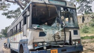 ట్రాక్టర్‌ను ఢీకొట్టిన ఎస్‌ఎల్‌టీ బస్సు.. తృటిలో తప్పిన పెను ప్రమాదం
