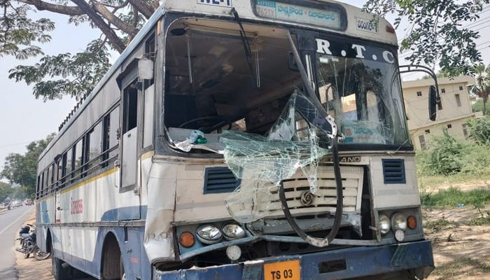ట్రాక్టర్‌ను ఢీకొట్టిన ఎస్‌ఎల్‌టీ బస్సు.. తృటిలో తప్పిన పెను ప్రమాదం