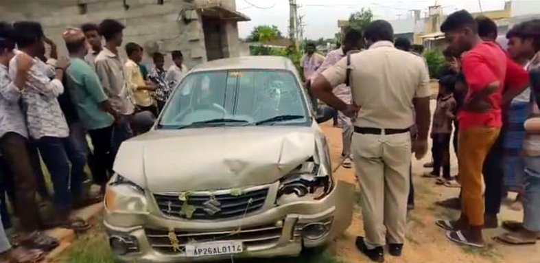 ఇంటి గోడను ఢీకొన్న కారు