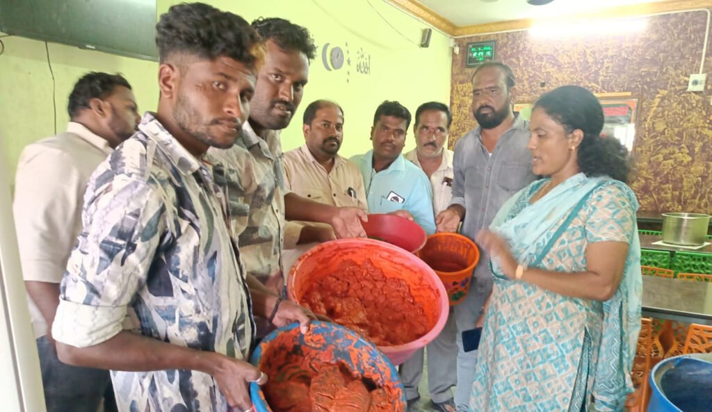 పుంగనూరు హోటళ్లపై ఫుడ్‌ సేఫ్టి అధికారి దాడులు