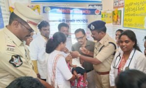 పోలియో చుక్కలు వేసిన డిపిఎంవో, అడిషినల్‌ ఎస్పీ