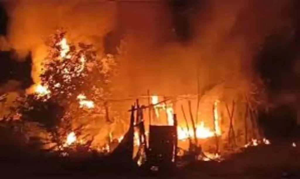 ఏలూరు జిల్లా కోర్టు ఆవరణలో అగ్నిప్రమాదం..