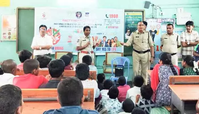 విద్యార్థులు మాదకద్రవ్యాలకు దూరంగా ఉండాలి: ఎస్‌ఐ రవికుమార్