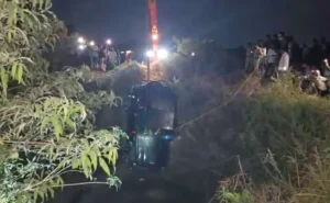 ఐపీఎల్ మ్యాచ్ చూస్తూ డ్రైవింగ్!.. బావిలోకి దూసుకెళ్లిన థార్..ఒకరు మృతి