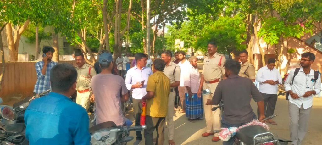 ద్విచక్రవాహనదారులకు హెల్మెట్‌ తప్పనిసరి