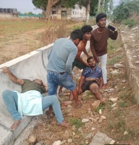 యువకులను ఢీకొన్న గుర్తు తెలియని వాహనం
