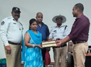 పోగొట్టుకున్న బ్యాగును యజమానికి క్షేమంగా అప్పగించిన ట్రాఫిక్ పోలీసులు.