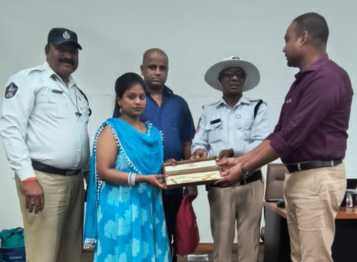 పోగొట్టుకున్న బ్యాగును యజమానికి క్షేమంగా అప్పగించిన ట్రాఫిక్ పోలీసులు.