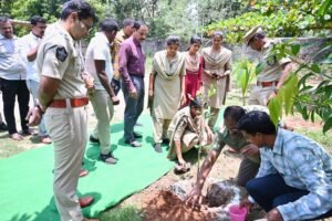 జిల్లా పోలీసు కార్యాలయంలో మొక్కలు నాటిన ఎస్పీ  తుహిన్ సిన్హా