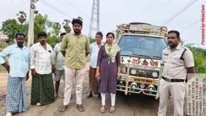 రేషన్ బియ్యం వాహనాన్ని అడ్డుకున్న గ్రామస్తులు