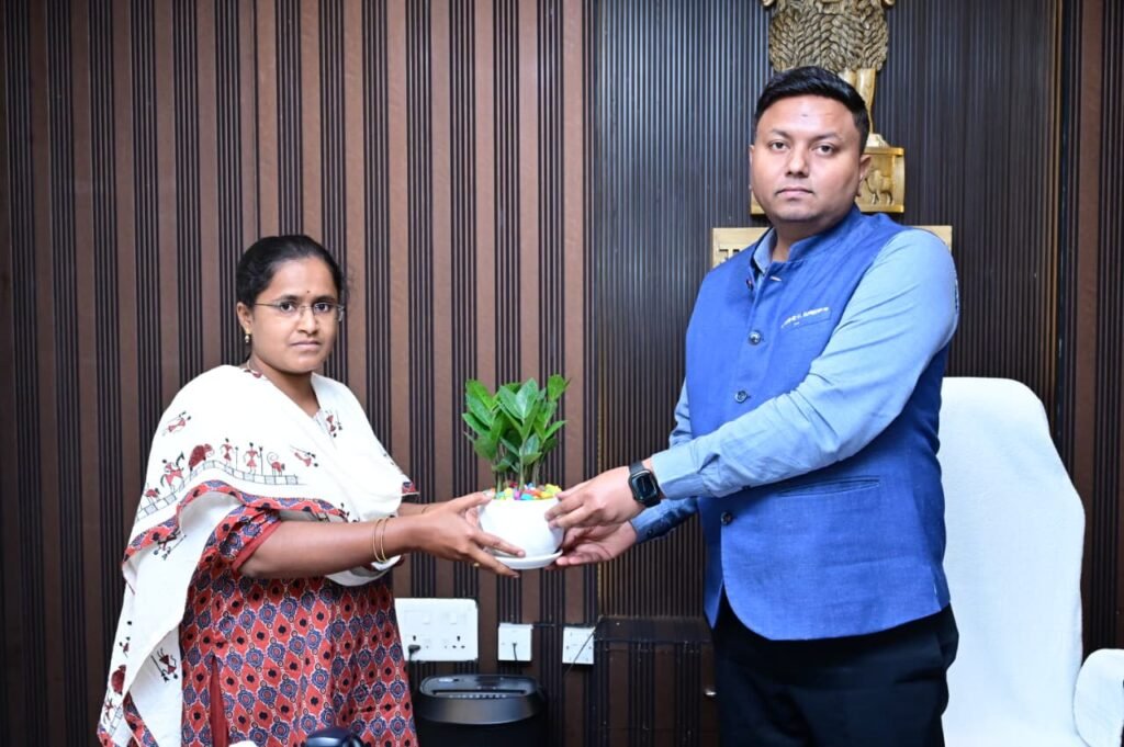కలెక్టర్‌ను మర్యాదపూర్వకంగా కలిసిన తహసీల్దార్ మాధవి