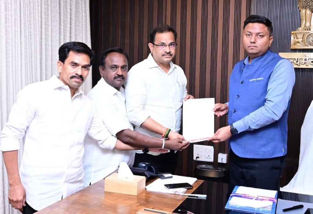 కలెక్టర్‌ను మర్యాదపూర్వకంగా కలిసిన టీడీపీ నాయకులు